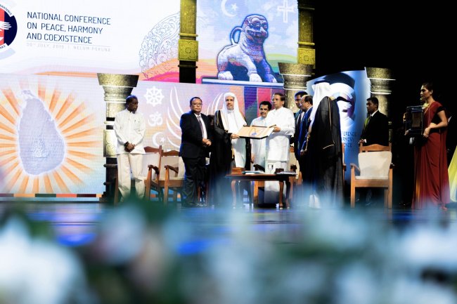À la fin du Sommet Harmonie Religions le Président sri lankais remet au D.Mohammad Alissa la haute décoration de la République pour ses efforts dans la promotion de la paix entre les adeptes des religions.