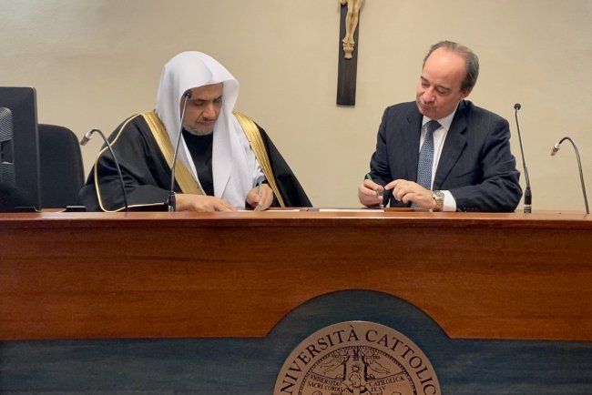 Le doyen de l’université catholique récompense Mohammad Alissa SG de la LIM et signe avec lui un accord de collaboration au nom de l’université qui est l’une des plus prestigieuses en Europe.