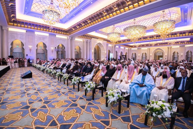 1200 muftis et savants de 127 pays dont 27 composantes islamiques durant leur congrès sur l’UnitéIslamique mettant en avant leur rôle de meneurs comme référence spirituelle et scientifique au service