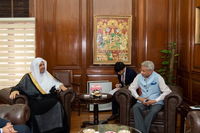 Yang Mulia Sekretaris Jenderal LMD, Ketua Asosiasi Ulama Muslim, Syekh Dr.Mohammad Al-issa, bertemu dengan Menteri Luar Negeri Pemerintah India, Tn. Subrahmanyam Jaishankar, di kantor pusat kementerian di New Delhi. Mereka membahas beberapa topik yang menjadi kepentingan bersama.