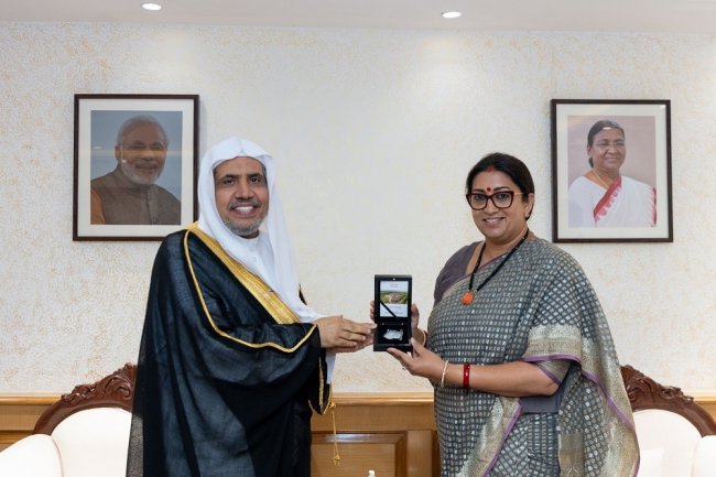 Yang Mulia Menteri Urusan Minoritas Pemerintah India, Ny. Smriti Zubin Irani menerima Yang Mulia Sekretaris Jenderal LMD, Ketua Asosiasi Ulama Muslim, Syekh Dr. Mohammad Al-issa