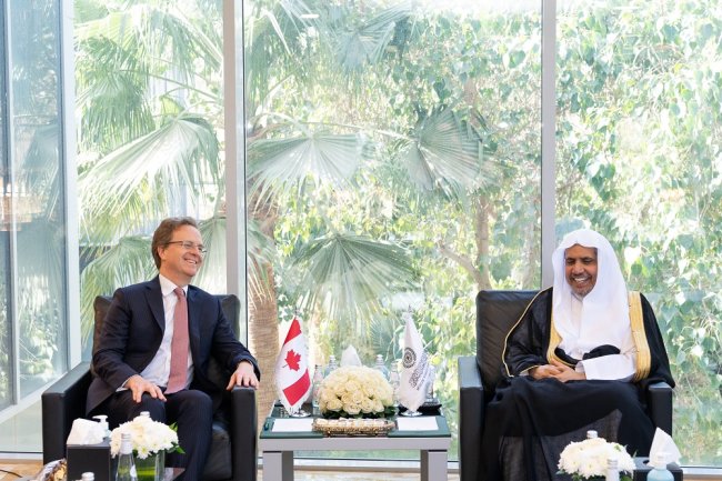 Yang Mulia Sekretaris Jenderal LMD, Ketua Asosiasi Ulama Muslim, Syekh Dr.Mohammad Al-issa bertemu dengan Yang Mulia Duta Besar Kanada untuk Kerajaan Arab Saudi, Tn. Jean Philippe Linteau, di kantor LMD di Riyadh.