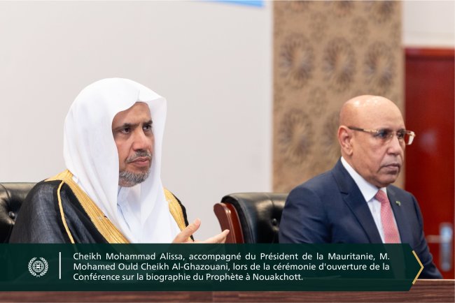 Le Président de la Mauritanie, M. Mohamed Ould Cheikh Al-Ghazouani, accompagné du SG de la LIM et Président de l'Organisation des savants musulmans, cheikh Mohammad Alissa lançant à Nouakchott la Conférence Internationale