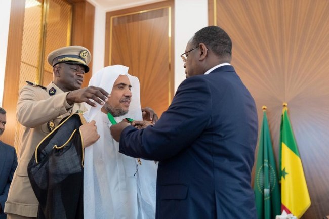 الرئيس السنغالي يقلد الشيخ العيسى وسام الدولة الأكبر.