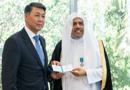 ‎مملکت سعودی عرب میں قازقستان کے سفیر صدر کے فرمان کے مطابق عزت مآب شیخ ڈاکٹر محمد العیسی کو  مذہبی قیادت کانفرنس کا اعزازی تمغہ  پیش  کر رہے ہیں