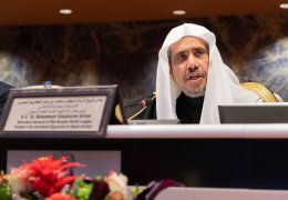 "L'ONU accueille une grande conférence sur la Radicalisation sous l’égide de la Ligue islamique mondiale. Dirigée par l’ancien ministre saoudien, Mohammad Alissa prône ouvertement un islam modéré. Ici beaucoup ont foi en son leadership" MWLinGeneva