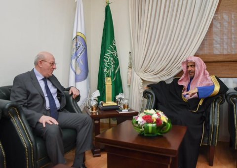 Secrétaire Général de la Ligue Islamique Mondiale recevant cet après-midi à Riyad l'ambassadeur de la République Arabe d'Égypte