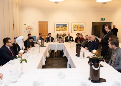 En  Islande le D.Mohammad Alissa a rencontré les responsables des différentes églises pour insister sur l’importance de l’entraide entre les adeptes des religions en se basant sur les dénominateurs communs, pour présenter la  Charte Mecque qui aide à la paix et la coexistence.