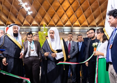 Le D.Mohammad Alissa a inauguré une aile d’exposition de la Ligue Islamique Mondiale au Forum de Rimini pour l’amitié entre les peuples qui plus d’un million de visiteurs et qui est considéré comme l’un des plus grands forums d’Europe.