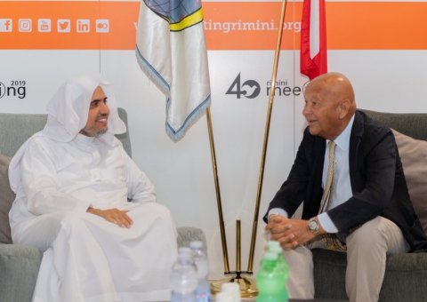 ڈاکٹر محمد العیسی نے ریمینی ورلڈ فورم کے صدر سے ملاقات کی جس میں انہوں نے رابطہ عالم اسلامی کی جدیدٹیکنالوجی سے آرائستہ ونگ کےساتھ شرکت کاخیرمقدم کیا