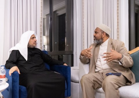 Durant sa visite au États Unis le Secrétaire général de la Ligue Islamique Mondiale a rencontré des responsables religieux qui ont insisté sur la nécessité de former les imams à travers le monde selon les principes de la Charte Mecque.