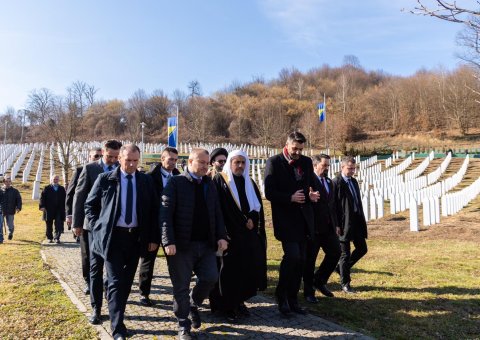 Dans le cadre de la tournée mondiale de soutien aux victimes de massacre: Mohammad Alissa dirige une délégation musulmane  comprenant aussi des responsables des différentes religions afin de rendre hommage aux victimes musulmanes du massacre de “Srebrenica”.