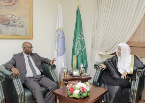 Le Secrétaire Général de la Ligue Islamique Mondiale, Cheikh Mohamed Al-Issa recevant l’Ambassadeur du Burundi auprès du Royaume Mr. Issa Moussa pour un entretien portant sur des centres d’intérêt commun.