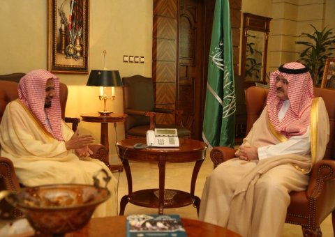 Le Prince Machral bin Majid bin Abdelaziz, gouverneur de la région de Djeddah, recevant à son bureau le SG de l’Organisation Mondiale du Coran et de la Sounna, affiliée à la Ligue Islamique Mondiale, Cheikh Abdallah bin Ali Basfar.