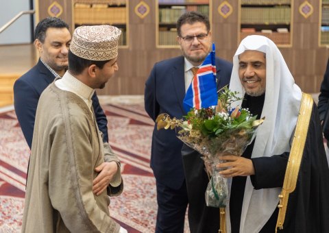 Les responsables de la grande mosquée d’Islande à Reykjavik reçoivent le D.Mohammad Alissa où il a eu une présentation de ses activités suivi d’un dialogue ouvert sur l’importance l’intégration positive.