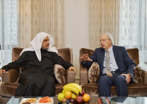 عزت مآب ڈاکٹر محمد العيسى نے واشنگٹن میں عالمی ماہر اور مشیر واشنگٹن انسیٹیوٹ ڈینس روس سے ملاقات کی