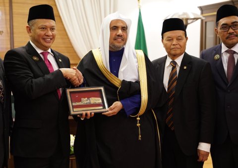 ڈاکٹر محمد العیسی نے انڈونیشیا کے عوامی مشاورتی اسمبلی کے صدر کا استقبال کیا