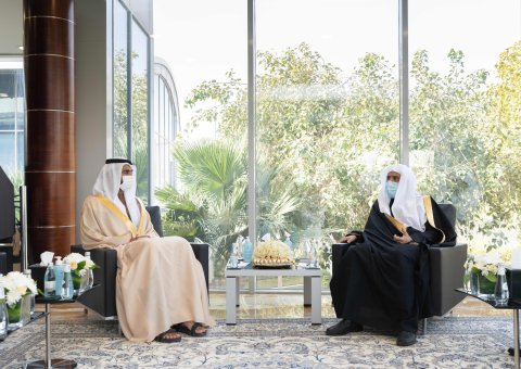 Le SG de la LIM Mohammad Alissa reçoit l’Ambassadeur des Émirats Arabes Unis auprès du Royaume d’Arabie Saoudite cheikh Chouhrbout Al Nahyane.