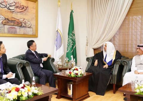 عزت مآب شیخ ڈاکٹر محمد العیسی نے مملکت میں متعین چین کے  سفیر محترم چن ویچینگ اور ان کے ہمراہ وفد کا استقبال کیا
