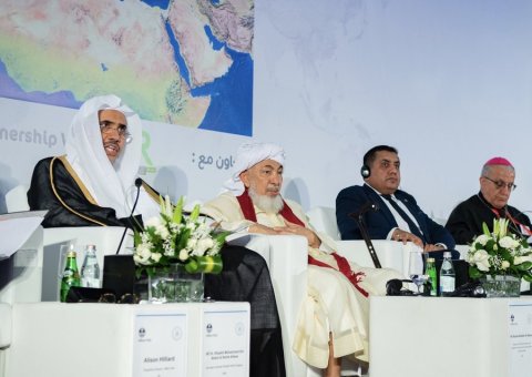 Le Secrétaire général de la Ligue Islamique Mondiale, D. Mohammad Alissa comme principal intervenant durant le sommet "Les dialogues nationaux " tenu aujourd’hui à Abu Dhabi