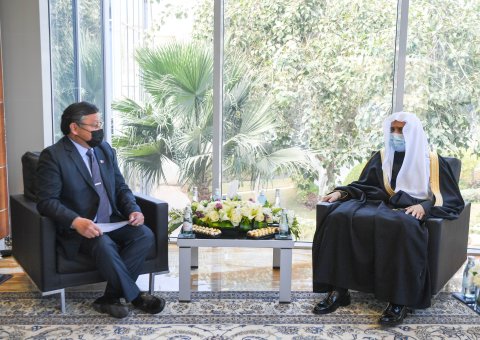 عزت مآب شیخ ڈاکٹر محمد العیسی نے اپنے ریاض آفس میں مملکت میں جمہوریہ فلپائن کے سفیر جناب عدنان الونٹو سے ملاقات کی