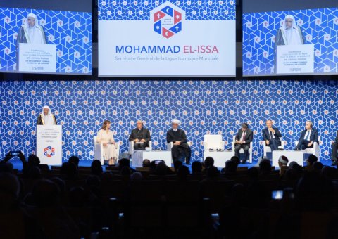 بحضور عالمي من 40 دولة نظّمت ⁧رابطة العالم الإسلامي⁩ ، بالتعاون مع مؤسسة إسلام ⁧فرنسا⁩ "الرسمية" مؤتمراً دولياً استثنائياً في ⁧باريس⁩
