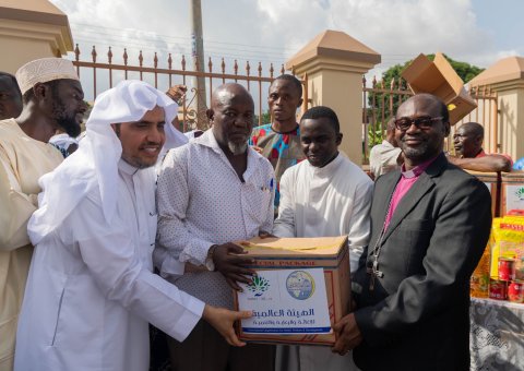 Avec la participation de divers chefs religieux le D.Mohammad Alissa inaugure des campagnes d’aides alimentaires pour des milliers de nécessiteux dans la région de Kumassi au Ghana.