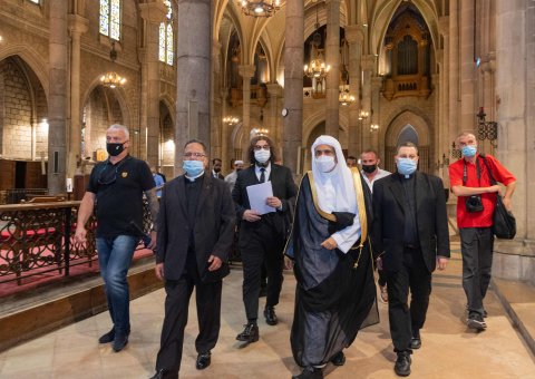 شیخ دکتر محمد العیسی در بازدید از کلیسای جامع نیس فرانسه که قبلا مورد حمله تروریستی قرار گرفته بود