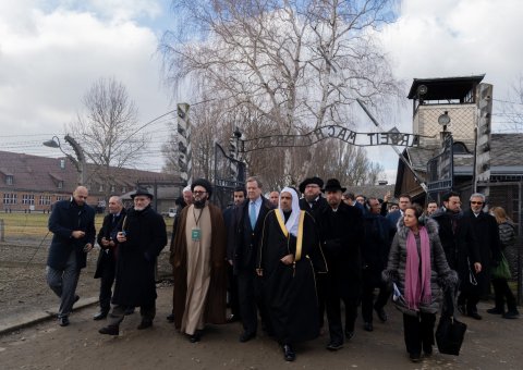 En janvier dernier, MohammadAlissa est devenu le plus haut dirigeant musulman à visiter Auschwitz en commémoration du 75e anniversaire de la libération des camps. La LIM est fermement résolue à combattre l’antisémitisme et le négationnisme.