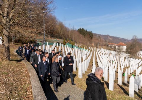 Ces jours-ci marquent les 25 ans du terrible génocide de  Srebrenica en Bosnie-Herzégovine; dans l’esprit du devoir de solidarité islamique le SG de la LIM MohammadAlissa a visité, à la tête d'une délégation de Oulémas, le lieu du massacre.
