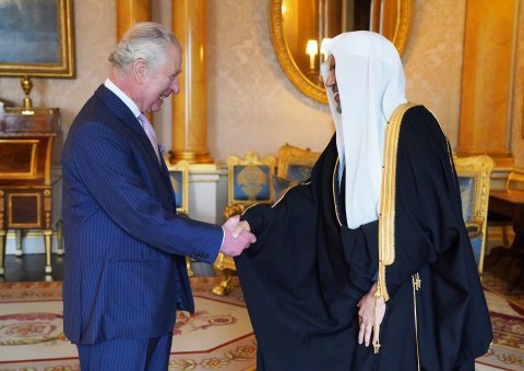 Lors du premier accueil officiel d'une personnalité musulmane au palais de Buckingham dans la capitale britannique : Le Roi Charles III reçoit le Secrétaire général de la Ligue islamique mondiale cheikh Mohammad ben AbdelKarim Alissa.