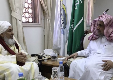 Le Secrétaire Général de la Ligue, le Dr. Mohamed Ibn AbdelKarim Al Issa a reçu dans son bureau de Makkah le Cheikh Abdoullah ben Bayyah