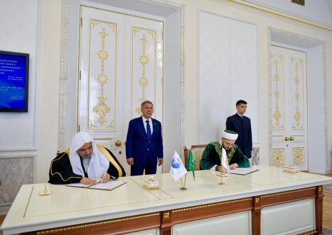 En présence du Pdt du Tatarstan D. Mohammad Alissa signe des accords entre la Ligue Islamique Mondiale et l’administration religieuse musulmane du Tatarstan 