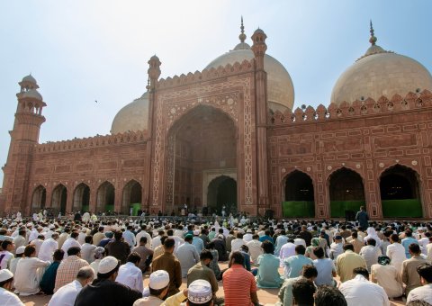 ‎باضابطہ دعوت پر لاہور کی عظیم  مسجد میں جو اپنے منفرد فن تعمیر  اور ایک لاکھ سے زائد نمازیوں کی گنجائش کی وجہ سے عالمی شہرت رکھتی ہے: ‎عزت مآب شیخ ڈاکٹر #محمد_العیسی نے آج اسلام میں اخلاقی اقدار کے موضوع پر جمعہ کے اجتماع سے خطاب کیا