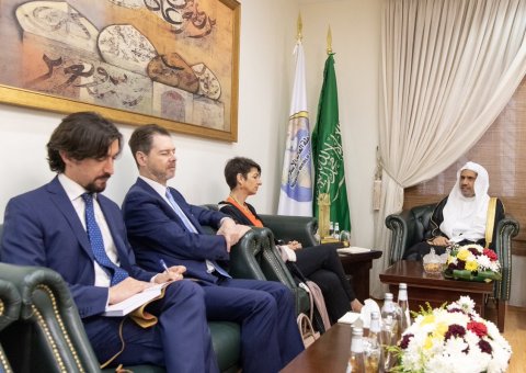 Le D. Mohammad Alissa a reçu la représentante espagnole officielle pour le Moyen-Orient Mm. Eva Martinez pour une rencontre qui a porté sur des intérêts commun ; en présence de l’Ambassadeur d’Espagne auprès du Royaume M. Elfaro Iranoso.