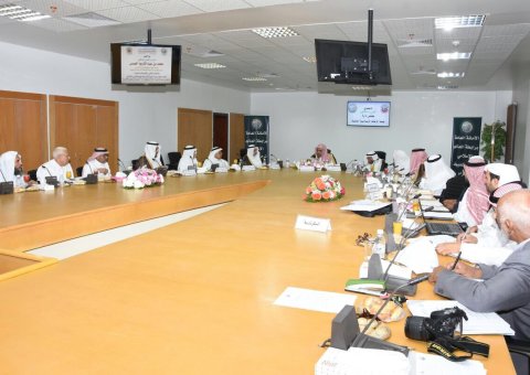 Le Secrétaire Général présidant cette nuit la réunion d'administration de l'OMSI au siège de la Ligue à La Mecque.