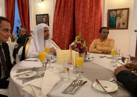 Le Président sri lankais a célébré la venue du Secrétaire général de la Ligue Islamique Mondiale par un dinner d’honneur en présence de grandes personnalités politiques et diplomatiques.