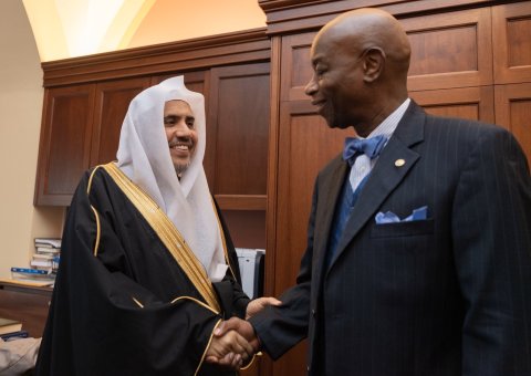 ‏التقى معالي الشيخ د.⁧‫محمد العيسى‬⁩ بقس مجلس الشيوخ الأمريكي باري بلاك