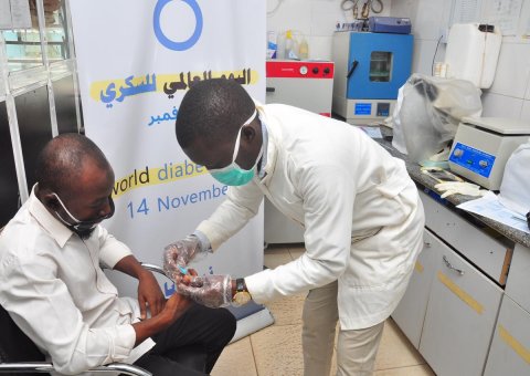 ‏⁧‫رابطة العالم الإسلامي‬⁩ تحيي اليوم العالمي لمرضى السكر‬⁩ بتنظيم فعاليات وأنشطة علمية للكادر الطبي بالمستشفيات التابعة لها في أفريقيا.