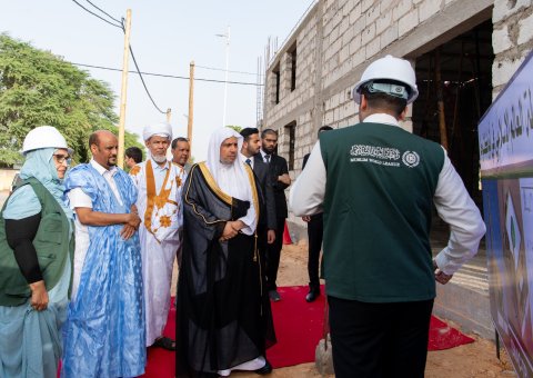 شیخ ڈاکٹر محمد العیسی دار الحکومت نواکشوط میں رابطہ کے زیر اہتمام جامع مسجد کی تعمیر کے منصوبے کے آخری مرحلے کا جائزہ لے رہے ہیں