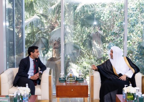 التقى معالي الأمين العام، رئيس هيئة علماء المسلمين، فضيلة الشيخ د.⁧‫محمد العيسى‬⁩ ‬⁩ في مكتبه بالرياض، معاليَ عضو البرلمان بالمملكة المتحدة، السيد رحمن تشيشتي