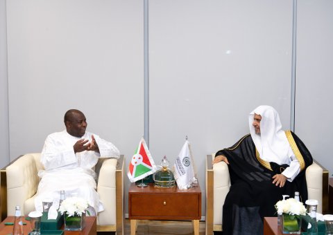Yang Mulia Presiden Republik Burundi, Tuan Évariste Ndayishimiye, mengunjungi Liga Muslim Dunia di kantornya di Riyadh