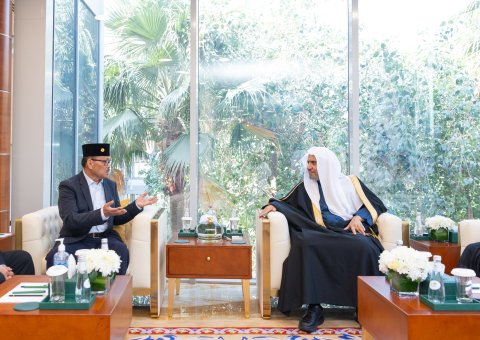 His Excellency Sheikh Dr. Mohammed Al-Issa, Secretary-General of the MWL and Chairman of the Organization of Muslim Scholars, met with His Excellency Mr. Guiling A. Mamondiong, Secretary of the National Commission on Muslim Filipinos, and His Excellency Dr. Abdul Hannan Tago, Executive President of the Ulama Supreme Council of the Philippines for Peace and Development