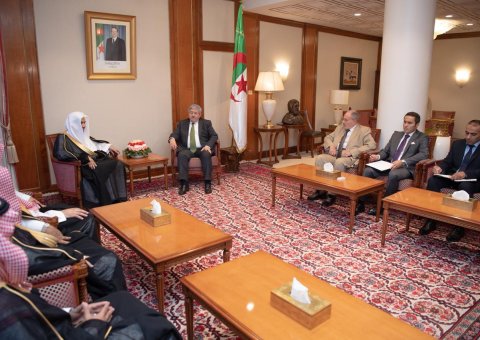 دولة رئيس الحكومة في ⁧الجزائر⁩ يستقبل في العاصمة الجزائرية معالي أمين عام ⁧رابطة العالم الإسلامي⁩