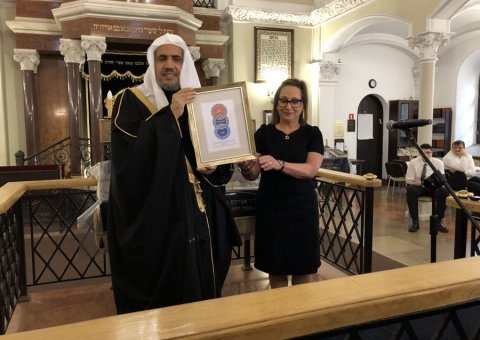 At AJCGlolbal a reçu Mohammad AlIssa à la synagogue Nozyk,  en Pologne, et a souligné l'importance de son action en faveur de la fraternité entre les religions et l'ouverture à l'autre.