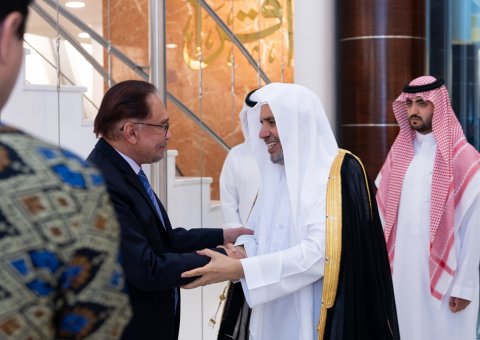 A Riyadh Le Premier Ministre de Malaisie, M. Anwar Ibrahim, rend visite au Secrétaire général, président de l'Organisation des savants musulmans, cheikh Mohammad Alissa. Son pays a salu