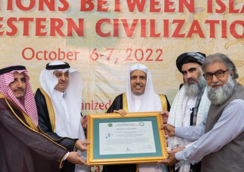 پاکستان انٹرنیشنل کانفرنس”اسلاموفوبیا اوراسلامی دنیا اورمغربی تعلقات پر اس کے اثرات“کی جانب سے  ڈاکٹر محمد العیسی کو”امن ایوارڈ“سے نوازاگیا