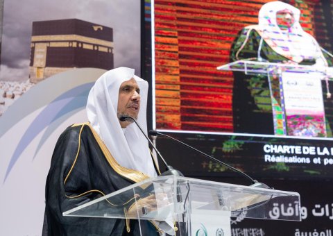 عزت مآب شیخ ڈاکٹر محمد العیسی ایسیسکو کے زیر انتظام  میثاق مکہ مکرمہ سے متعلقہ سمپوزیم کے افتتاحی تقریب میں  لیکچر دے رہے ہیں۔