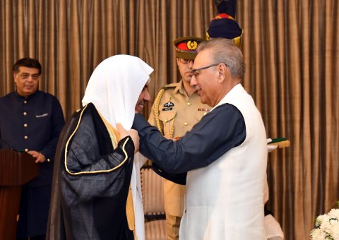 Pakistan President awards Secretary General of MWL “Crescent of Excellence” the highest in the country in appreciation of his efforts in spreading the message of peace in the name of Islam and combating “Islamophobia”: