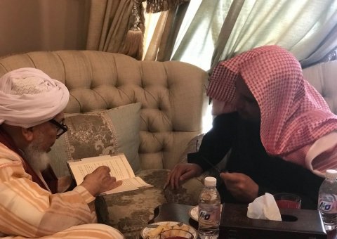 Conformément à l'ouverture de la Ligue au monde entier, le Secrétaire Général a rencontré le cheikh Abdoullah bin Bayya